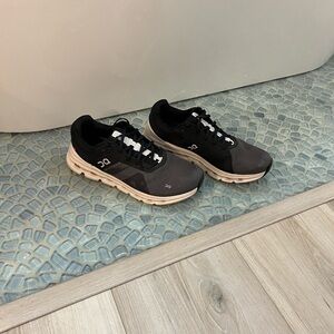 On Cloud Men’s Running Gray and Black Cloudrunner Athletic Shoe. Size 11